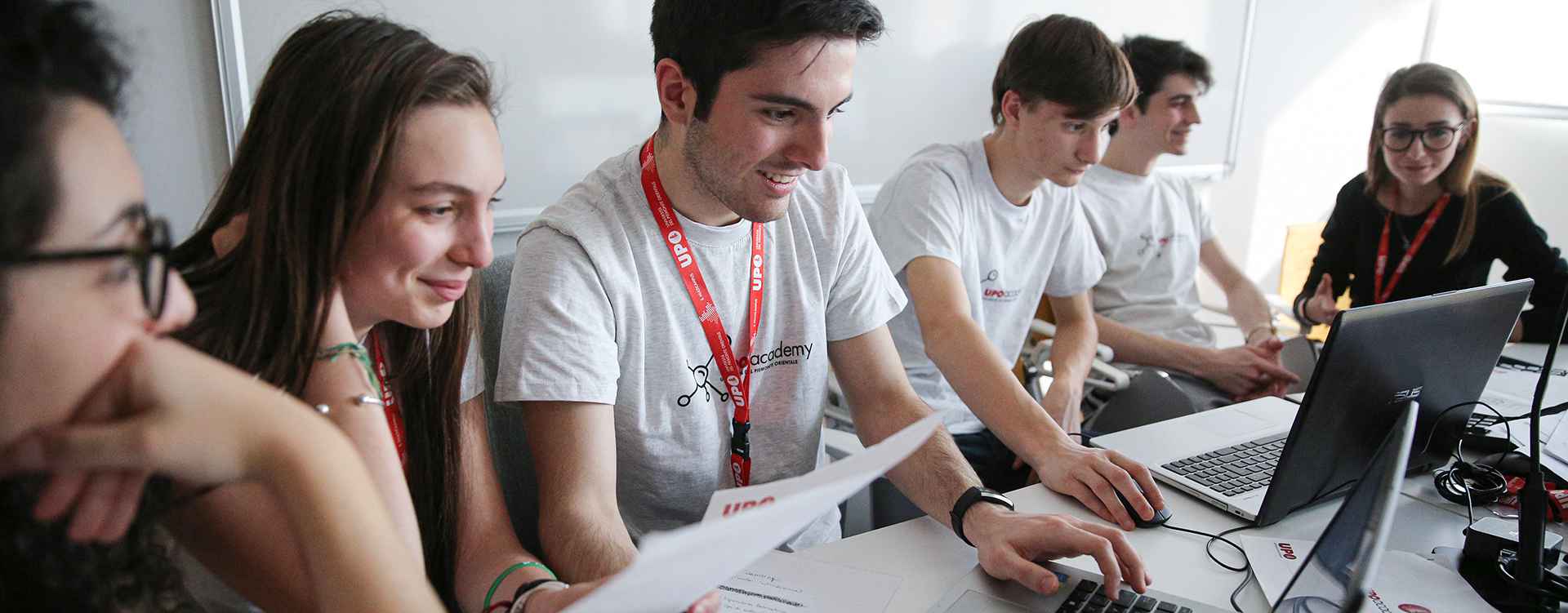 Immagine di un gruppo di ragazzi in lavoro davanti al computer
